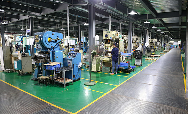 光伏連接器的（de）特點及其在汽車零配件中的應用