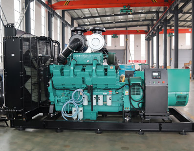 三台800KW康（kāng）明（míng）斯並機櫃安裝完成